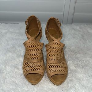 BCBGeneration Women’s platform heel- Size 10B/40